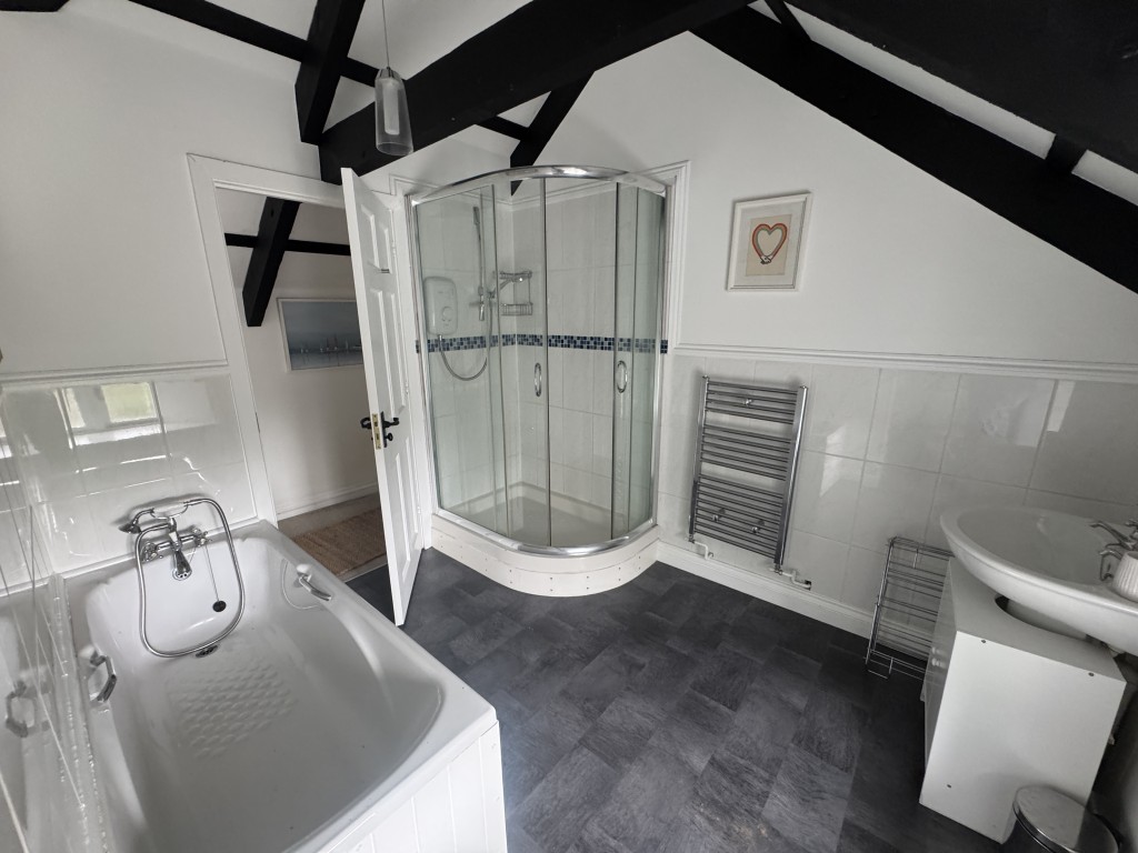 Lot: 137 - SEMI-DETACHED COTTAGE FOR OCCUPATION OR INVESTMENT - Shower room